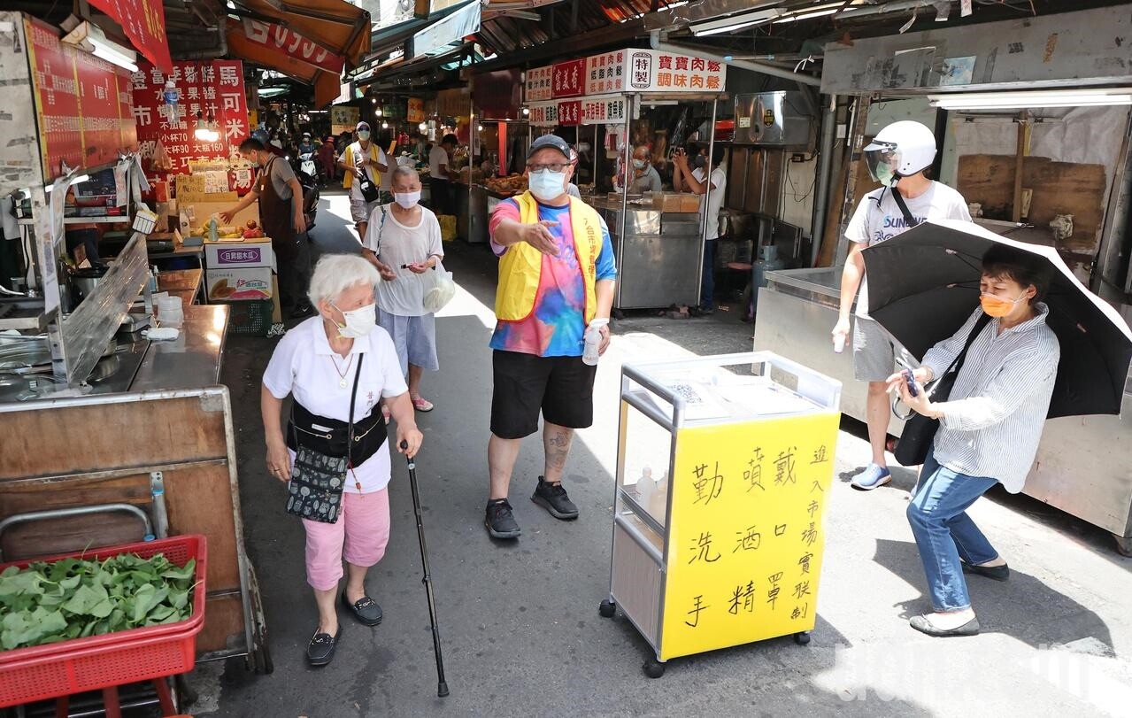 新北市包括永和市場在內有十二處零售市場自主決定從休市一星期防堵疫情，今天一星期屆滿攤商開始營業。圖／聯合資料照