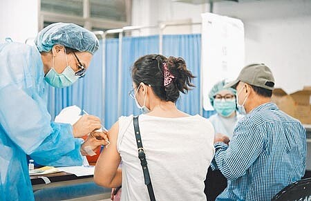 台灣本土疫情昨天突破5千大關,且自5月14日出現第一名死亡個案後至昨天為止,10天以來就急速計47名死亡病例。圖為台北市立聯合醫院為民眾施打AZ疫苗。(郭吉銓攝)