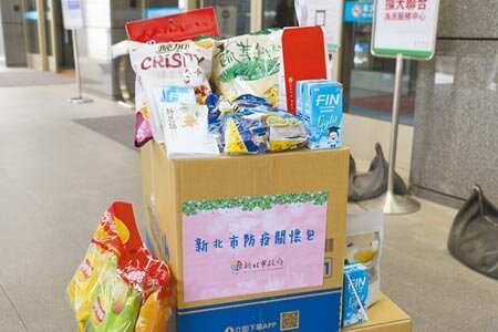 新北市長侯友宜27日請副市長謝政達和社會局副局長許秀能等人，攜帶關懷包和1000元祝福金，分赴桃園、台中、彰化、南投等檢疫所，送給隔離中的市民。（許哲瑗攝）