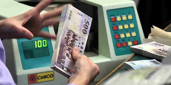 保險局27日公布,4月若壽險業海外投資完全不避險,匯損將高達新台幣2,210億元,創51個月來新高。圖/中時報系資料照