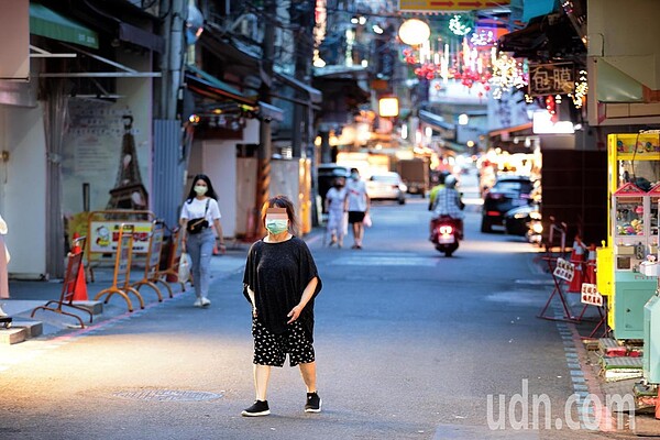 士林夜市很少店家開店，原本熱鬧的街道變得十分冷清，到處可以看到出租的告示。記者蘇健忠／攝影