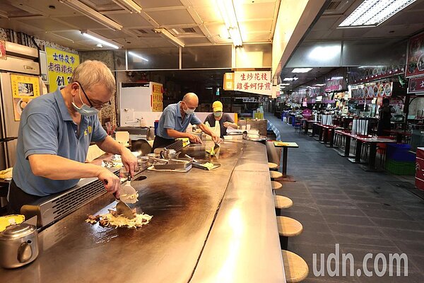 士林夜市很少店家開店,開店的生意也十分冷清,原本人聲鼎沸的B1美食區,只剩兩家店苦撐做外帶的生意。記者蘇健忠/攝影