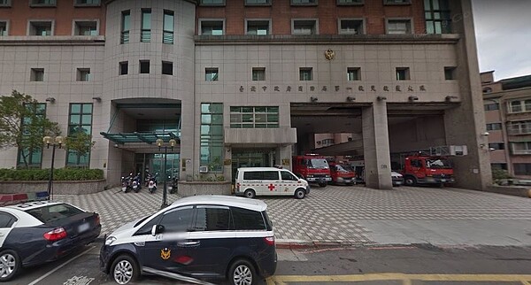 台北市泉州消防分隊1名隊員確診新冠肺炎,消防局緊急關閉駐地消毒,安排全分隊人員在家自主健康管理,勤務由鄰近分隊支援。圖/翻攝自Google地圖