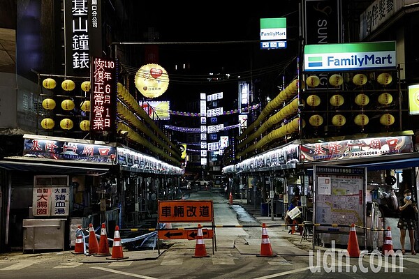 全國三級防疫管制，連過年都沒休息過的基隆廟口夜市，也跟著政策關閉防疫，影響所及，讓整個基隆市區在最熱鬧的晚間6、7點時段都冷冷清清。記者許正宏／攝影 