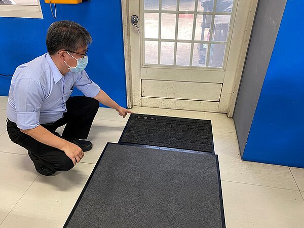 消毒毯防滑度顯著提升。圖/台中市環保局提供