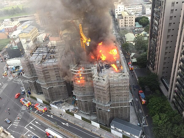 理和時光嶼日前工地發生火警,火勢連燒三小時終撲滅。圖/臉書社團《南屯烏日 南烏大小事》