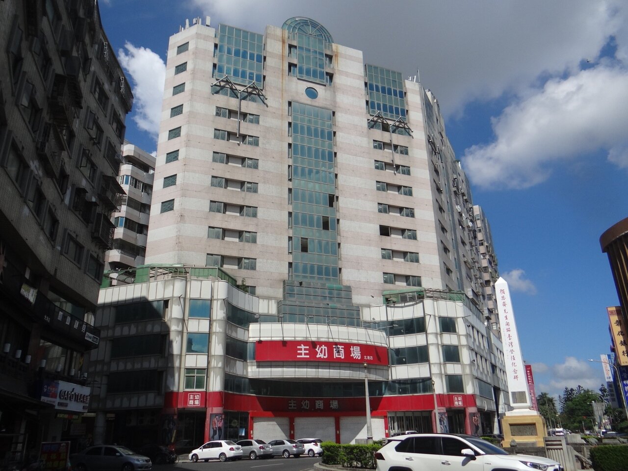 北港鬧區中心的亞太大樓,頂樓裝飾鋼架中的一座,出現斑剝傾斜,搖搖欲墜岌岌可危,引起民眾恐慌,縣府實勘後要求盡速拆除,以保安全。記者蔡維斌/攝影