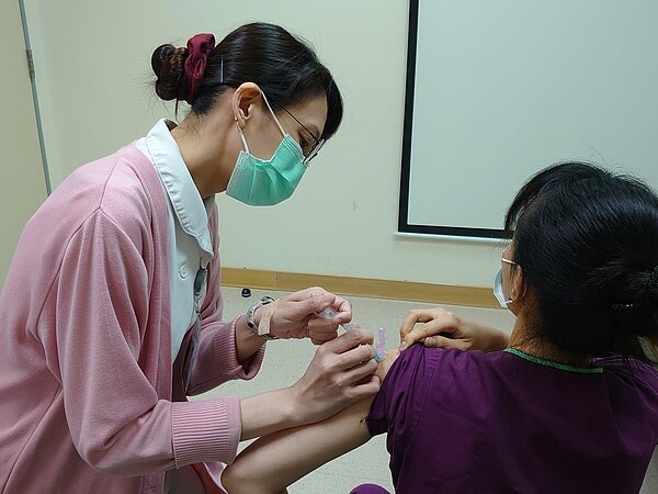 第二波AZ疫苗到貨,高雄23家指定醫院開始為指定職類人員接種,高醫昨晚起也開始替院內醫護施打。圖/高醫提供