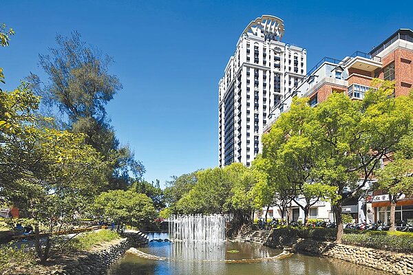 新竹巿首件都更案「磐龍」緊臨古護城河。圖／創意家提供