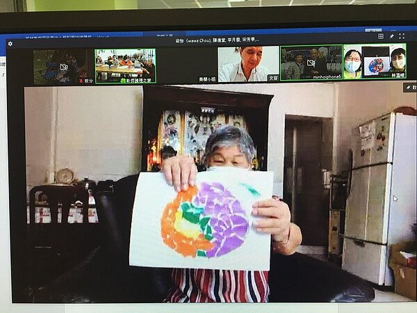 全國的日照中心及巷弄長照站都因疫情暫停開放,秀傳醫療體系及秀和基金會特別為他們設計了一周五天上午的遠距上課包和課程,由護理師和照服員來擔任老師,可以在家延續活動和學習。圖/秀傳醫體系提供