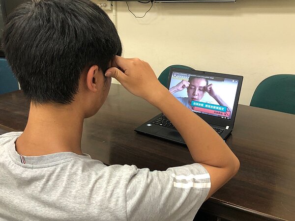 弘光科大妝品系副教授施珮緹拍影片教民眾眼睛紓壓SPA，在家就可自己按摩。圖／弘光科大提供
