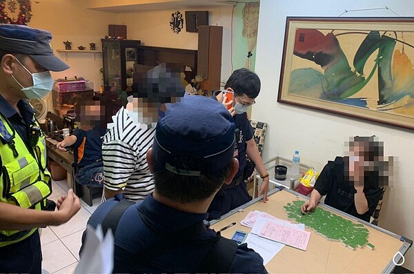 簡姓屋主與牌友聚集打麻將，遭警方以違反防疫禁令開單送罰。圖／記者林保光翻攝
