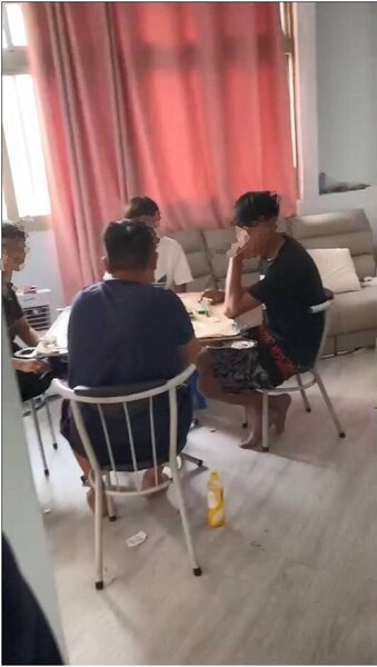 台中市大甲警分局查獲屋內7人群聚，其中4人正在打麻將。圖／記者游振昇翻攝
