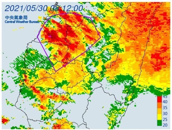 中央氣象局上午8時14分針對台中市、彰化縣、南投縣、雲林縣、嘉義縣發布大雷雨即時訊息。圖／取自氣象局網站