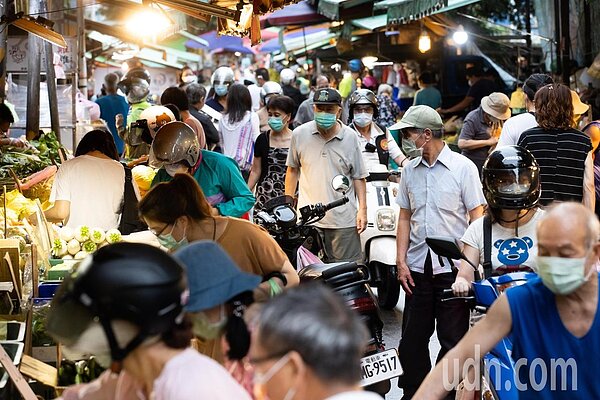 黃昏市場內採買民眾,雖然大家都有戴上口罩防疫,但近距離接觸不免令人憂心。記者季相儒/攝影