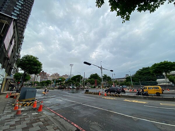 陪伴汐止人22年秀峰陸橋功成身退,天際線豁然開朗。圖/養工處提供