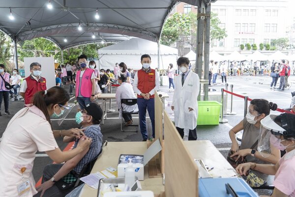 竹市逾3千防疫一線人員接種疫苗，2天內完成施打。圖／新竹市政府提供