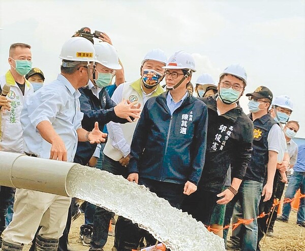 高雄市長陳其邁（前右）努力為高雄民眾找水，圖為他日前到大樹區九曲堂視察鑿井作業。（高雄市水利局提供／林瑞益高雄傳真）