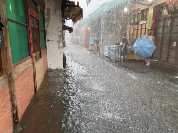 今天雨炸鹿港造成大淹水，水深過膝，老街尤其如街河。 圖／彰化縣消防局提供