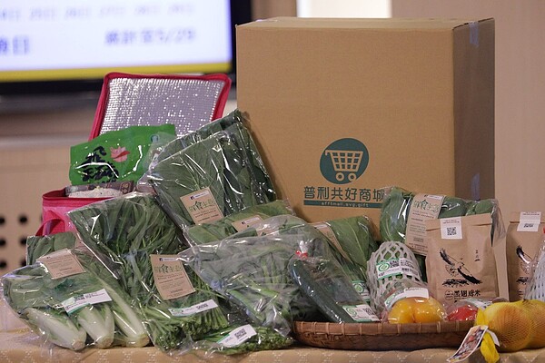 台中市各農會推出蔬菜箱,台中市民還享有免運費優惠,在家線上採購,不用外出就能送到家,減少感染風險。圖/台中市政府提供