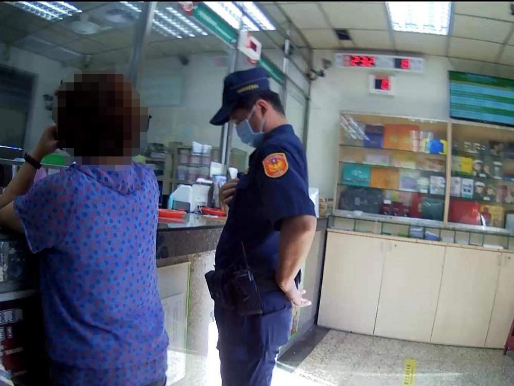 高雄市路竹區陳姓女子因前陣子使用網路購物,突接獲自稱網路賣家來電,根據詐騙集團假冒銀行行員指示操作,差點遭騙。記者陳玫伶/翻攝