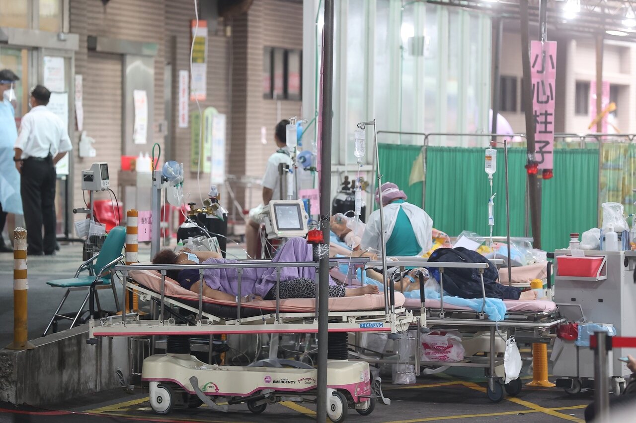 雙北疫情持續發燒,負責載送病患的消防局救護人員壓力頗大,不但要協助死亡的確診者裝入屍袋,最讓他們感到不可控的風險是高風險者隱匿足跡。圖/聯合資料照