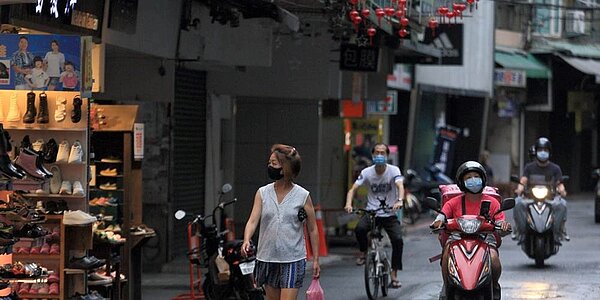 疫情嚴峻,商圈僅少數店家營業,服務業大受衝擊,政府將加碼紓困。圖/本報資料照片