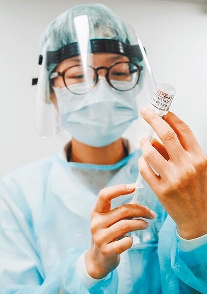 國產疫苗是否能成為舒緩疫情的及時雨?避免政治干擾,建立審核單位的公正科技傳統勢在必行。圖為醫護人員準備為民眾施打AZ疫苗。圖∕郭吉銓