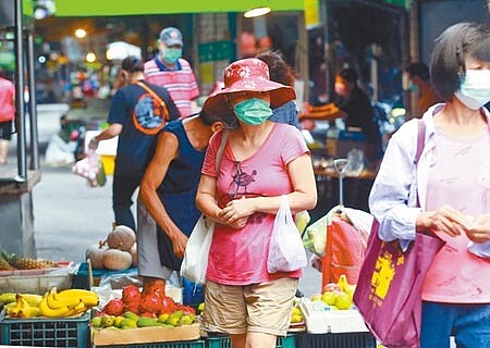 
疫情升溫，新北市分析確診者足跡，發現傳統市場占了38％，傳統市場淪為防疫破口，基隆市長林右昌30日開第一槍，宣布所有市場執行自主分流，依身分證字號尾數，單日單數、雙日雙數採買，分流作法獲得台中、高雄跟進。台北市則建議1周2次，新北呼籲少去，要去就一次買足。。圖為民眾上傳統市場採買。（陳信翰攝）
