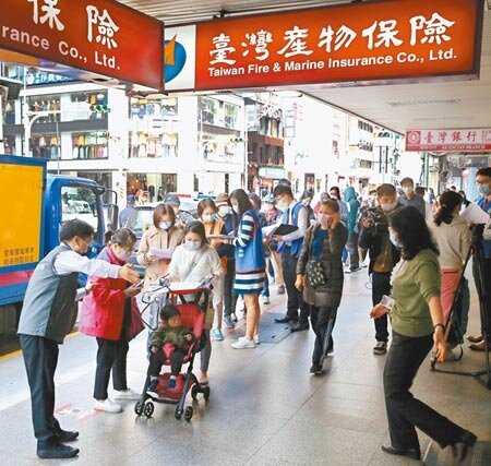 
台灣產物保險推出防疫保單引起民眾搶買，台灣產物總部門口還曾出現爆炸性的投保人潮，民眾推著小孩子也要來搶搭投保末班車。（陳君瑋攝）
