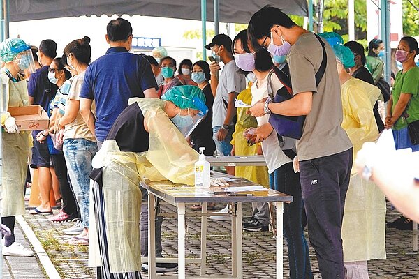 位於新北市立聯合醫院三重院區的篩檢站30日持續有民眾前來快篩,依照編號在帳篷區等候。(黃世麒攝)