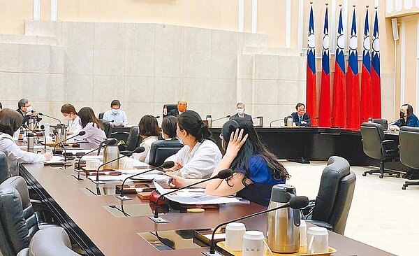 圖為行政院長蘇貞昌30日上午召開紓困工作會議。(行政院提供)