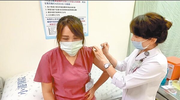 高雄小港醫院28位專責病房醫療人員已全數完成疫苗接種,成為全市第一處率先達成100%疫苗接種的專責病房。(高市府衛生局提供/洪浩軒高雄傳真)