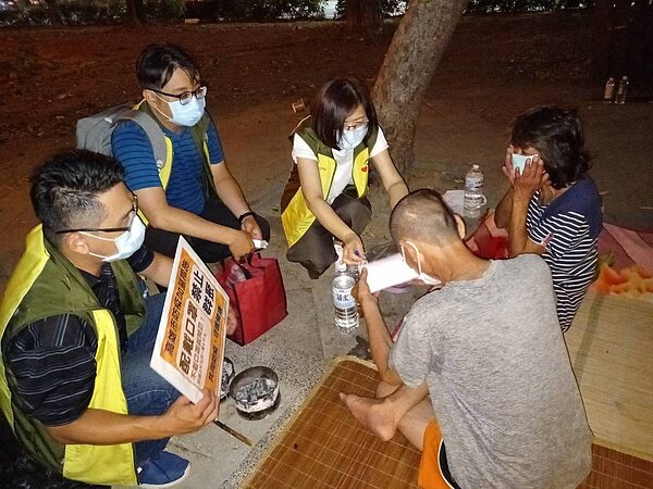 社會局社工關懷街友，勸導街友在疫情緊張時期入住街友服務中心接受短期安置。圖／社會局提供