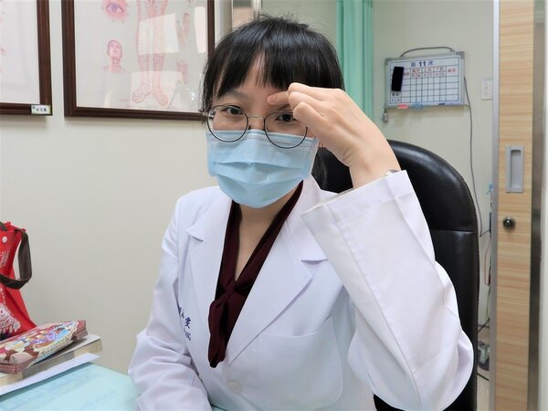 南基醫院中醫科醫師莊凱雯示範按摩眉頭內端凹陷處「攢竹穴」。圖／南基醫院提供