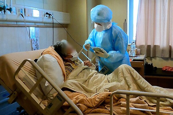 兒子擔心自己撐不過這關,叮囑老母親「以後要聽醫護的話,人家說什麼都要做,要好好照顧自己」,醫護在旁聽著聽了後難過的掉下眼淚。圖/台北慈濟醫院提供