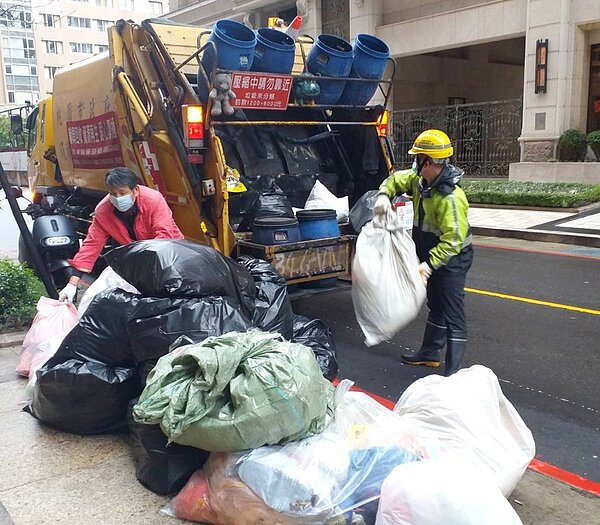 桃園市龜山區垃圾收運維持一周收運5天。圖/市府環保局提供