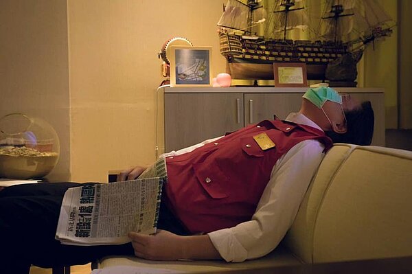 林右昌累躺沙發照曝光上萬網友按讚，爆瘦9公斤守住疫情。圖／取自林右昌臉書
