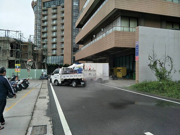 澎湖縣昨公布1名確診個案,指揮中心也公布未來赴離島旅客,無症狀、快篩陰性者才能搭機,圖為澎湖縣政府執行確診者環境清消。圖/澎湖縣政府提供