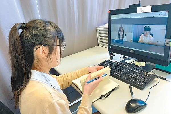 中醫大新竹附設醫院眼科主任陳瑩山建議,線上教學儘量上課30分鐘後,要休息10分鐘。(中醫大新竹附醫提供/羅浚濱新竹傳真)