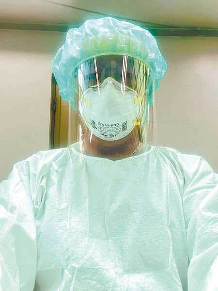 在台北市立聯合醫院和平院區擔任藥師的游逸群,從後勤部隊站上前線守護大家。(摘自游逸群臉書)