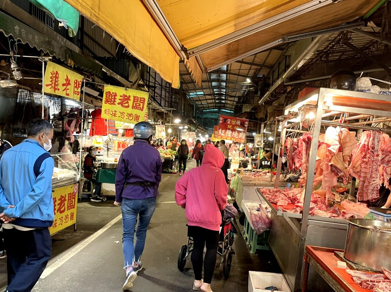 桃園市南門傳統市場採買人潮已減少許多,今起也要依身分證字號尾數單雙分流。記者曾增勳/攝影