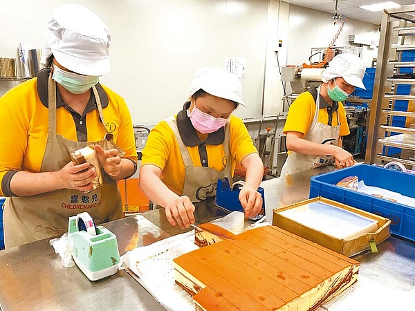 本土疫情爆發，新北市27間庇護工場訂單銳減，餐飲業門市業績直接掛零，多數身障員工被要求分組上班或帶薪輪休。（新北市勞工局提供／蔡雯如新北傳真）