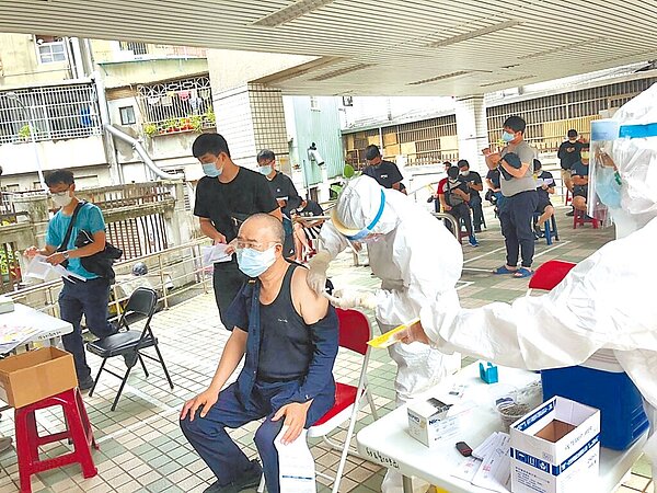 新北市中和警分局5名警員染疫,市府31日調配100劑疫苗優先提供給中和警分局同仁施打。(中和警分局提供/葉書宏新北傳真)