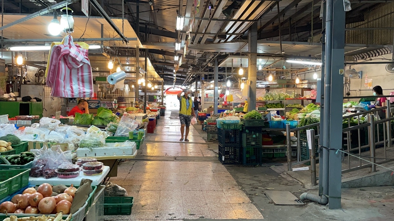 新竹縣從今天起實施市場分流機制，竹北市仁義公有零售市場上午人潮不多。記者陳斯穎／攝影
