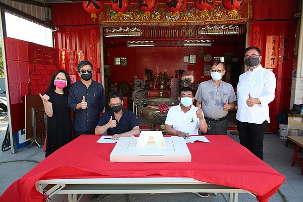 台中市大河里福德祠憂心受缺工影響,日前簽約採用前瞻性的數位工法,以機械手臂取代傳統人力切割模板。圖/建築師戴育澤提供