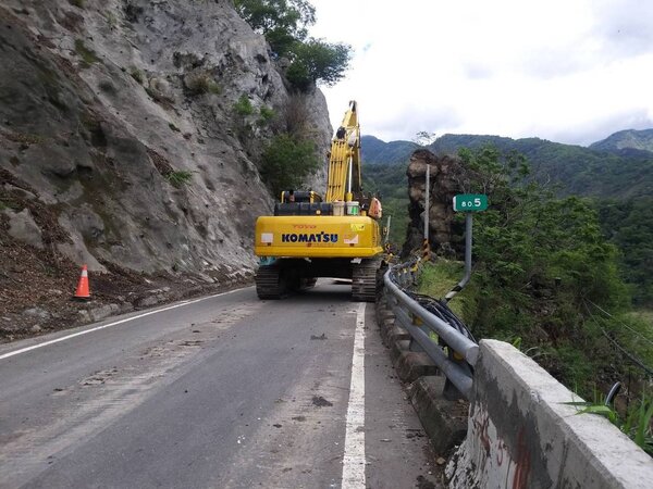 公路總第三區養護工程處於1日起至3日，執行清除邊坡危石施工。圖／甲仙工務段提供