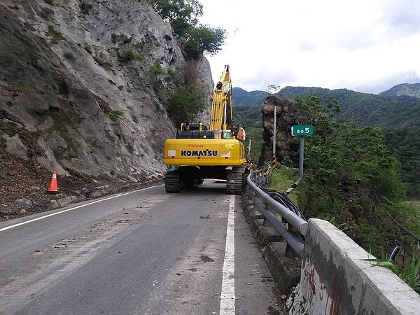 公路總第三區養護工程處於1日起至3日,執行清除邊坡危石施工。圖/甲仙工務段提供