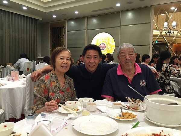 孔先生與年邁父母感情好,母親(左)卻因安養中心群聚確診過世,讓他悲痛不已。圖/孔先生提供