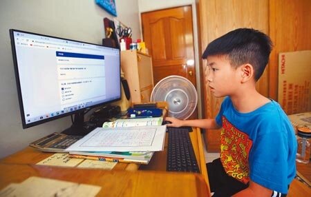 教育部近日更行文國教署國中小組,表達擔憂網路課程會影響學童視力,建議學校適時縮短線上教學時間,每節課約以20至25分鐘為限,再以觀看電視教學節目等多元學習方式進行,有家長反問:「看影片是怎麼讓孩子保護眼睛?」更有私立大學教授直說,對教育部與國教署的僵化思維,並不感到意外。圖為1名國小學生在家上網學習。(范揚光攝)